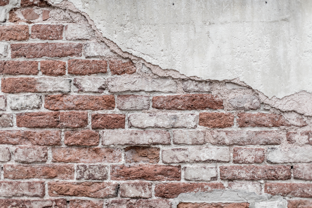 Fissures de maison : comment identifier leur gravité et agir ?